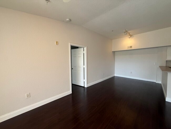 Building Photo - 171 SW Palm Dr