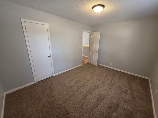 Building Photo - 2705/2707 Plaza Ln