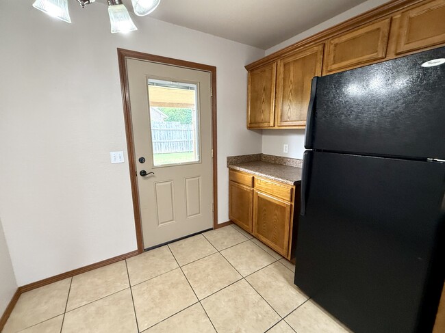 Building Photo - 2202 Lakeview Dr