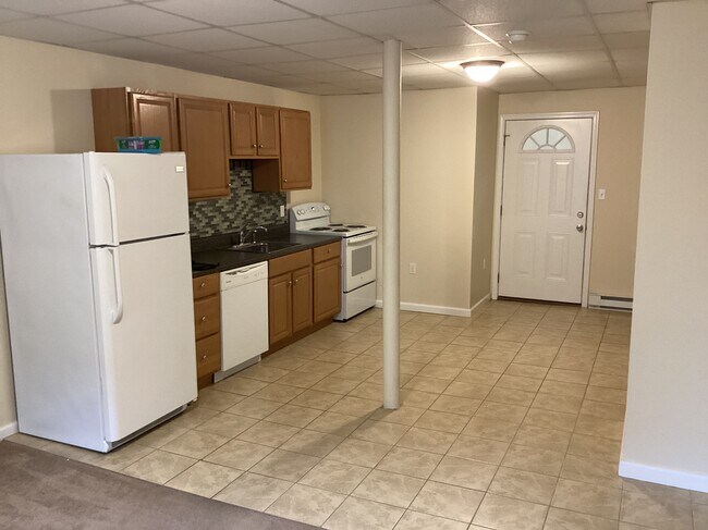 Building Photo - 633 Main St