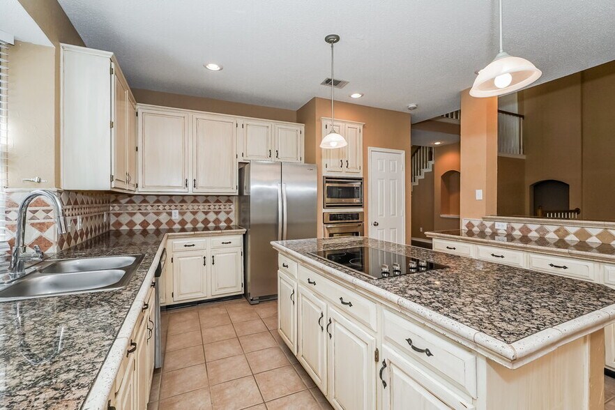 Building Photo - 2680 Hillside Dr