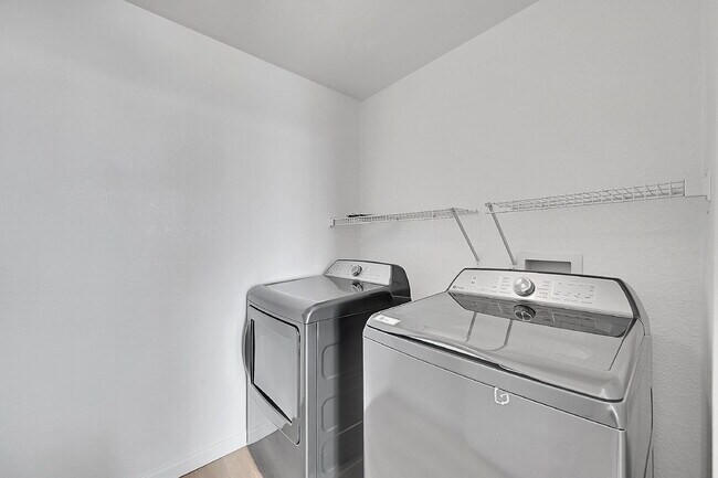 Building Photo - $1,900 - 2 Bed, 2 Bath Condo in Aurora with AC and In Unit Laundry!