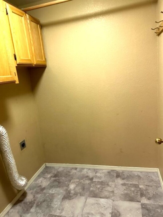 Building Photo - 3 bedroom 2 bath home in Spring Creek with a large shop