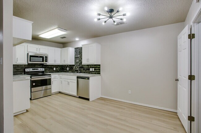 Building Photo - Freshly Updated 3/2/1 in Shadow Hills!
