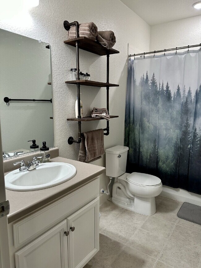 Building Photo - Don't Miss Out on this 3Bed+Study/3 Bath Home in Newer Painted Prairie