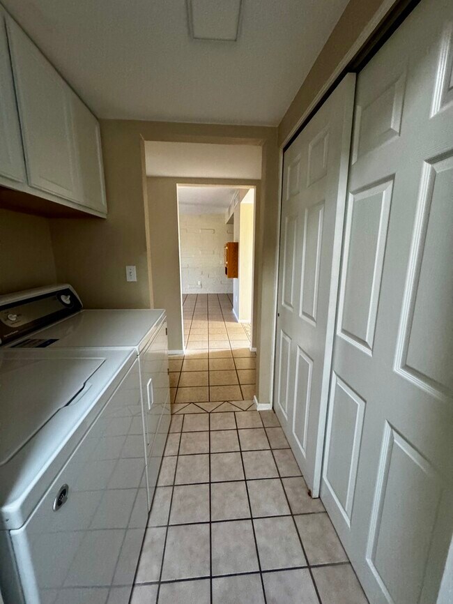 Building Photo - FOR RENT