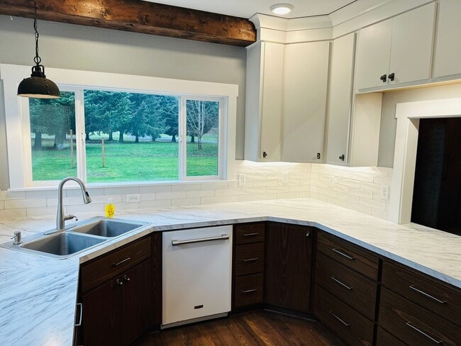 Building Photo - Charming Vintage Farm House