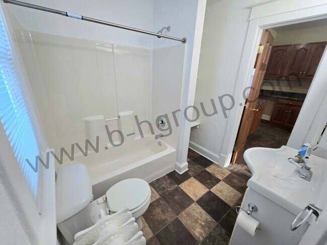 Building Photo - 821 48th St