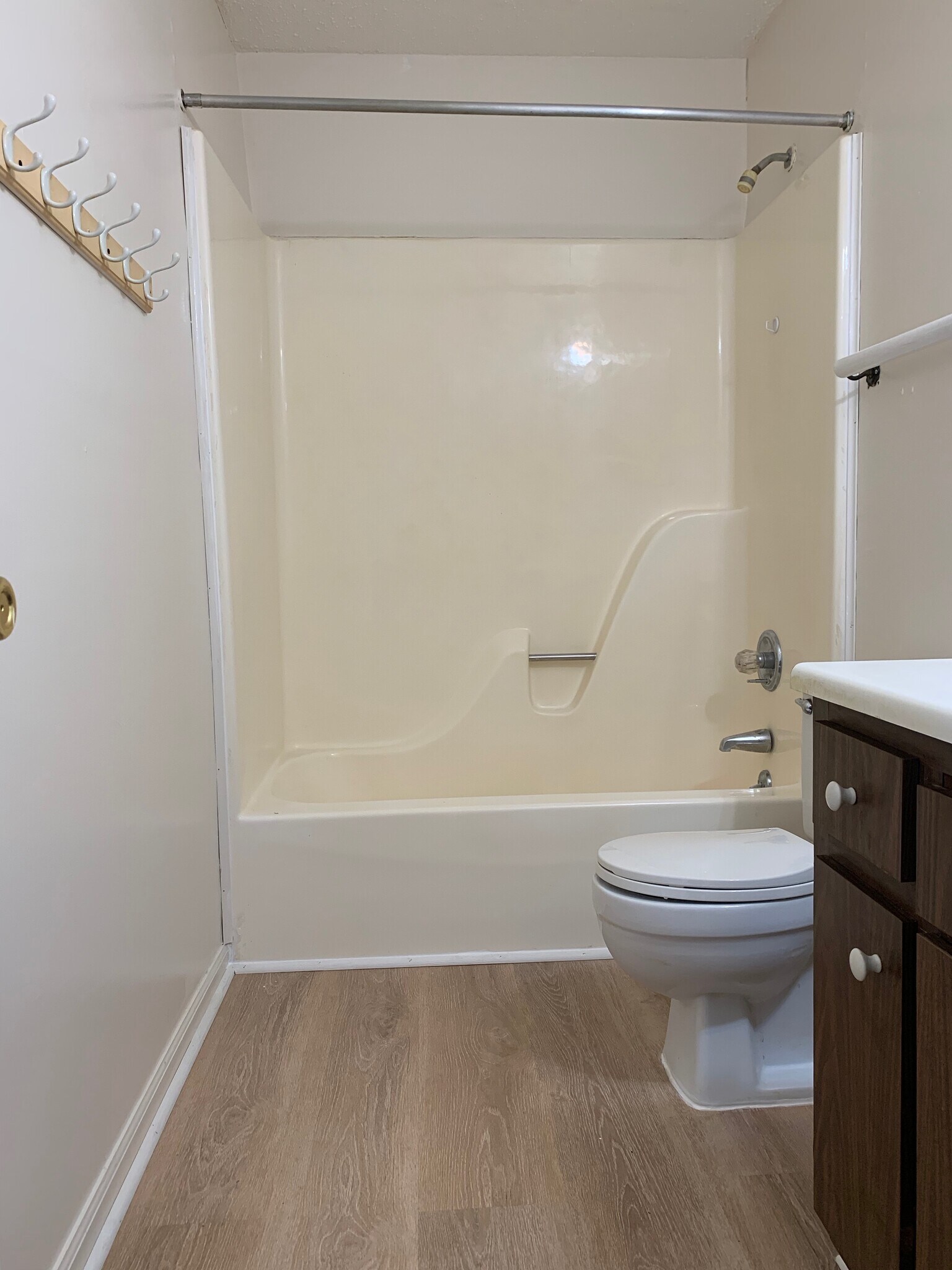 Bathroom - 2014 Hobbs Rd SE