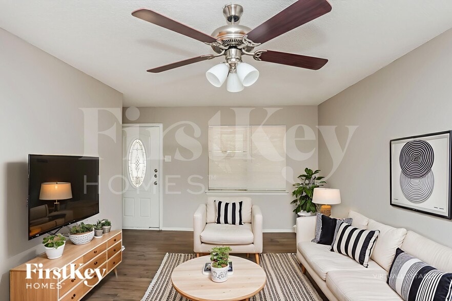 Building Photo - 604 Stonewall Dr