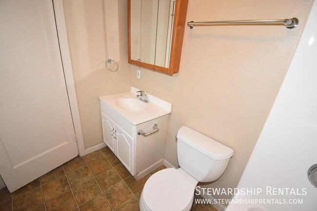 Building Photo - 1376 W 6th Ave