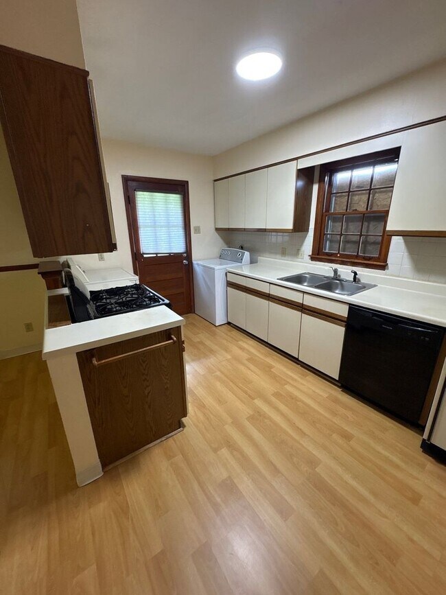 Building Photo - Newly Renovated Home - East Memphis