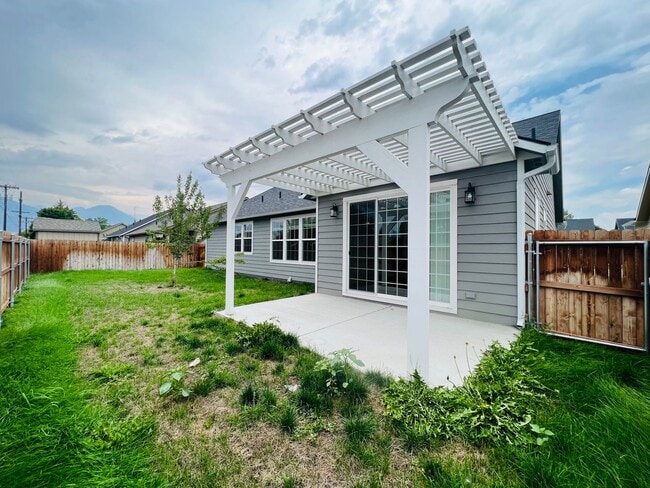 Building Photo - Newer Home - 3 Bedroom - 2 Bath - Hamilton