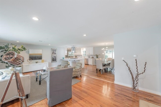 Building Photo - 10058 Larston St