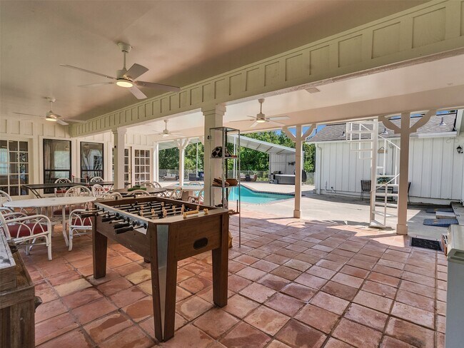 Building Photo - 8402 Matthews Ln