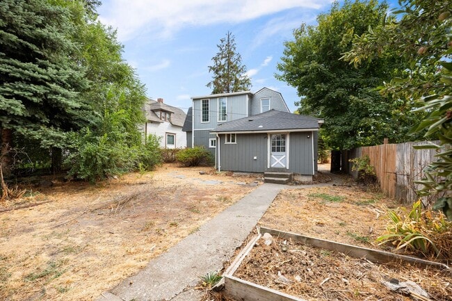Building Photo - Centrally Located Home With Unbelievable C...