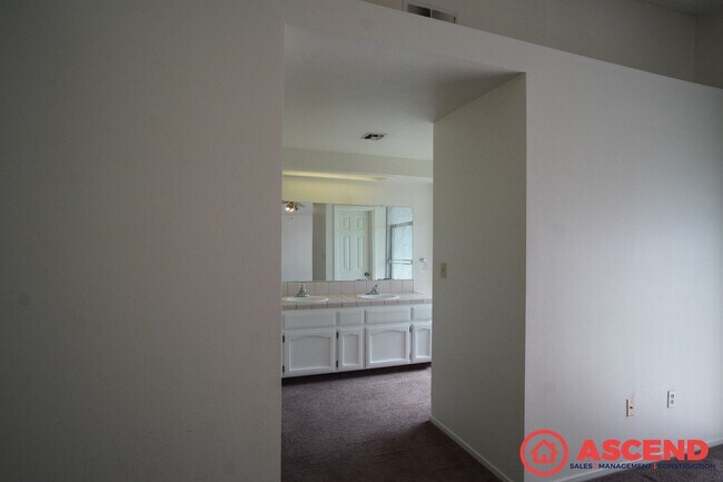Building Photo - Lovely Home In Southwest Bakersfield!