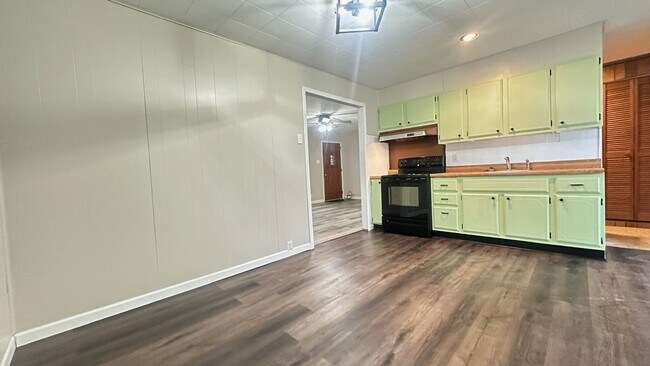 Building Photo - Great layout, cozy 3-bedroom, 1-bath house in a quiet neighborhood