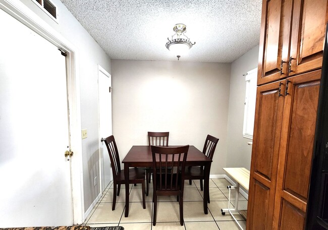 Building Photo - Spacious Single-Story Home; Private Fenced...