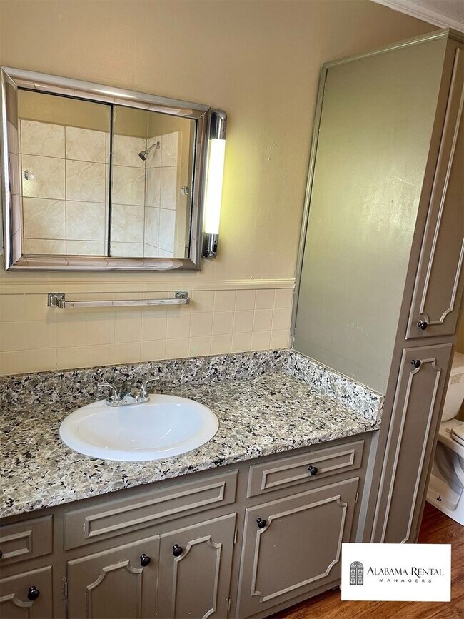 Building Photo - Great Home Available for Rent! View with 4...