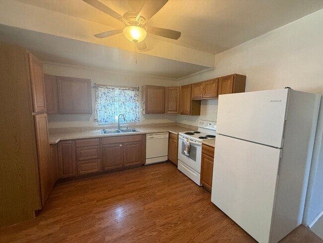 Building Photo - Two bedroom, One bathroom, Pet friendly ho...