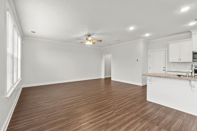 Building Photo - 597 Vinings Dr