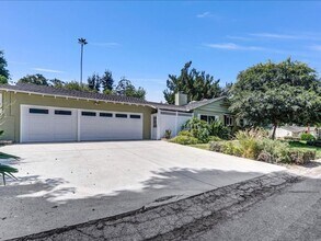 Building Photo - Welcome to this charming 3-bedroom, 2-bath...