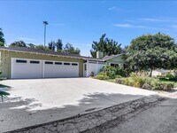 Building Photo - Welcome to this charming 3-bedroom, 2-bath...