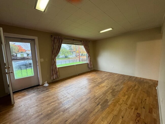 Building Photo - West Roseburg 2 Bedroom house