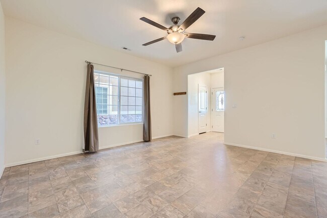 Building Photo - 3 bedroom townhome on north side, attached...