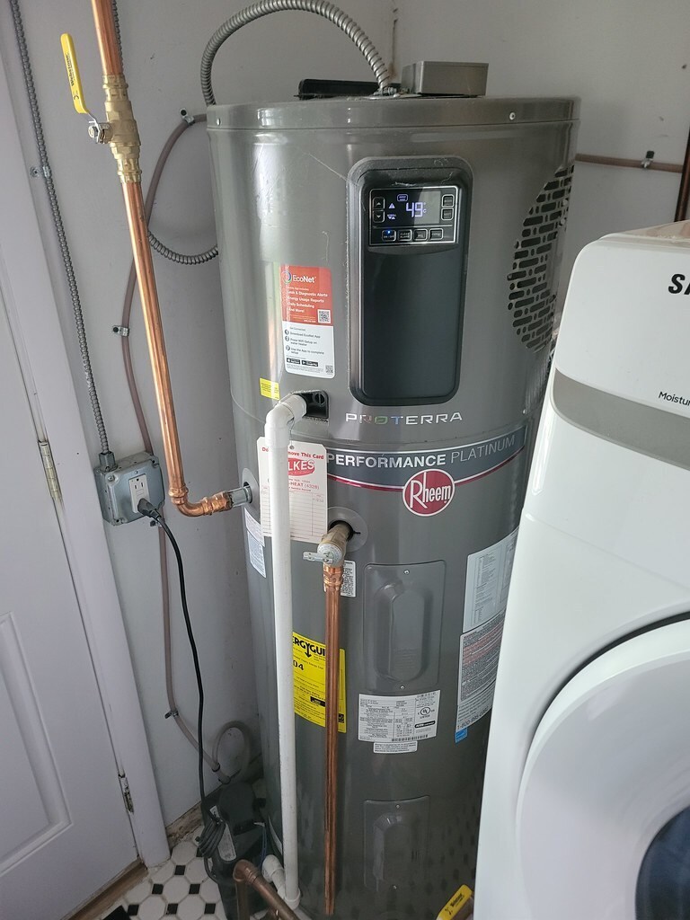 Efficient water boiler (installed 2022) - 20 Princeton St