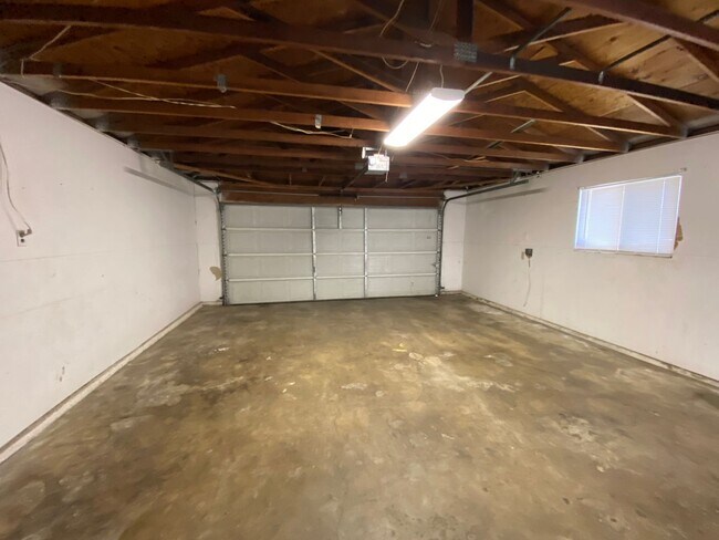Building Photo - Tulare Home for Rent coming soon!