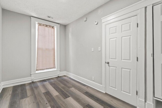 Building Photo - 621 E Main St