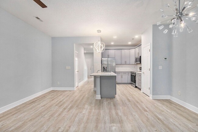 Building Photo - Beautifully Updated 3BR/3BA Coastal Townhome in Prime Location!