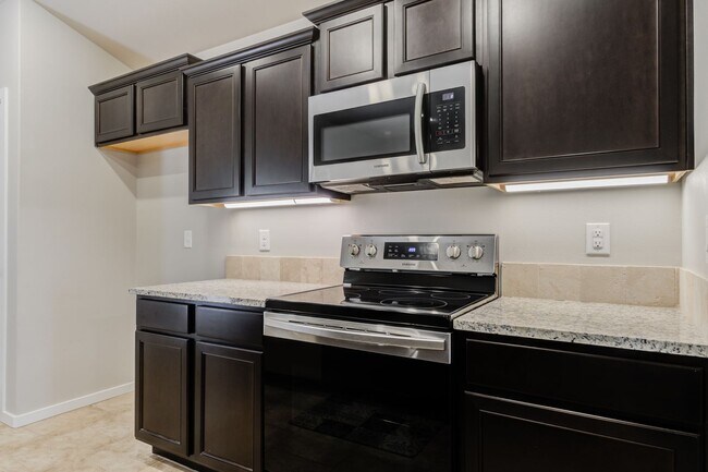 Building Photo - 1/2 off First Months Rent! Wonderful 3/2/2...