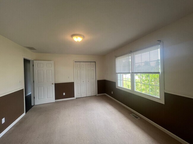 Building Photo - 4 Bedroom 2 Full Bath Chatham!