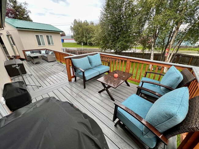 Building Photo - Fully Furnished Three Bedroom Executive Re...