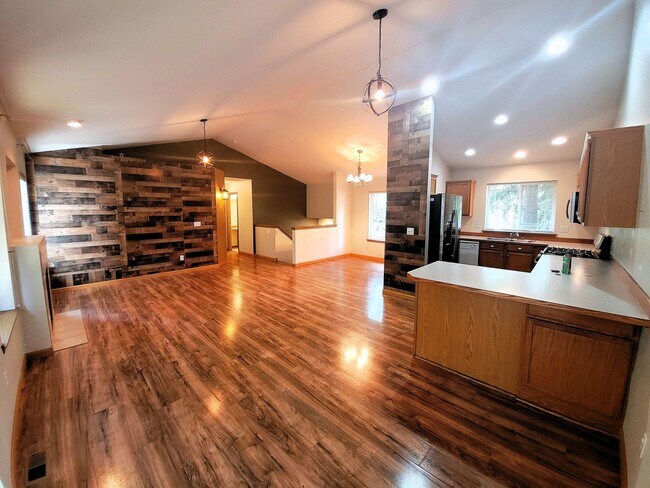 Building Photo - Spacious 3 Bedroom Home with Garage