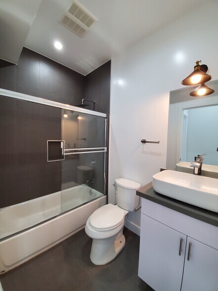 Building Photo - 2337 S Crenshaw Blvd