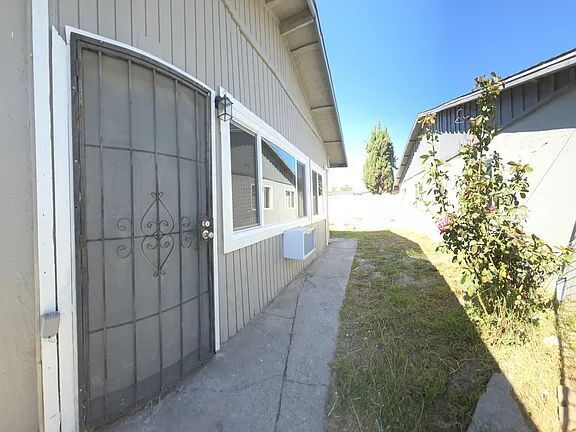 Building Photo - "Cozy 1-Bedroom Gem in San Bernardino – Perfect for Your Next Chapter!"