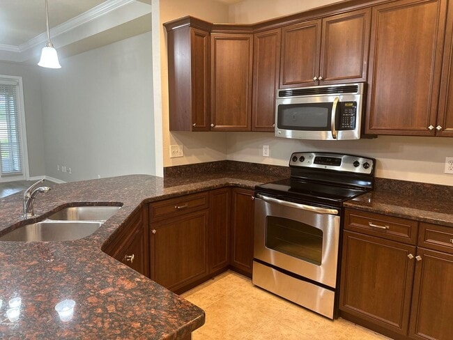 Building Photo - Sublease!   Lovely End Unit in Villas of West End LOOK!