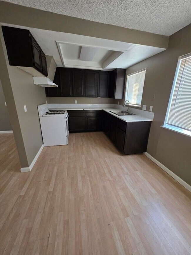 Building Photo - Move in Ready!!