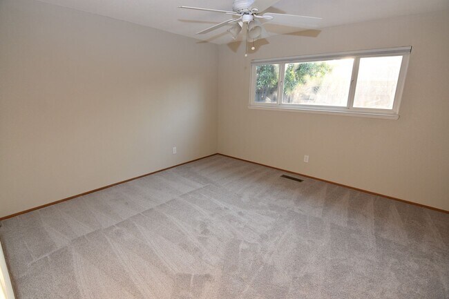 Building Photo - 5719 Lathrop Dr