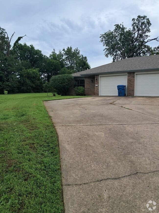 Building Photo - Welcome to this newly updated 2-bedroom, 2...