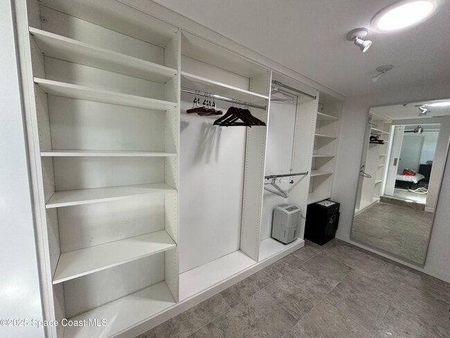 Building Photo - 302 W Osceola Ln