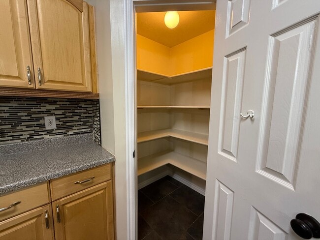 Building Photo - Spacious 5-Bedroom Home in Clinton!