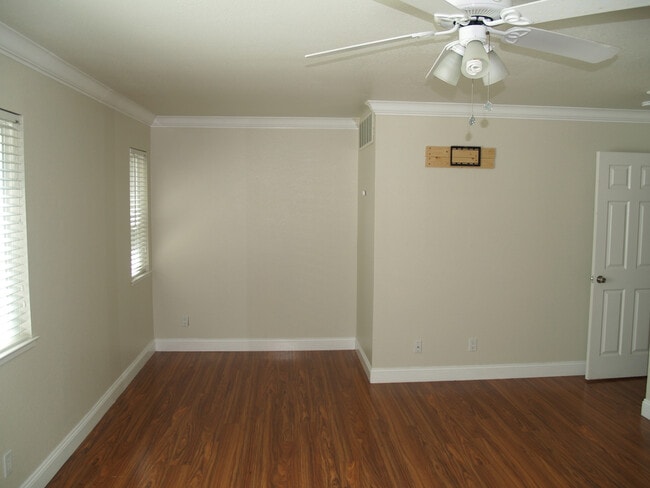 Building Photo - Stunning 1 Bedroom 1.5 bath townhouse in d...