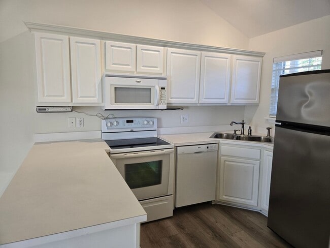 Building Photo - Merestone -Single Story Townhome,  Near by Shopping &  Halyburton Park, Lawn & Trash Included