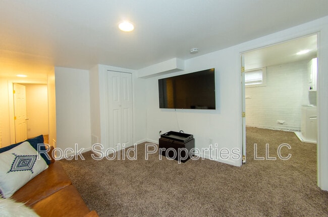 Building Photo - 516 E 6th St