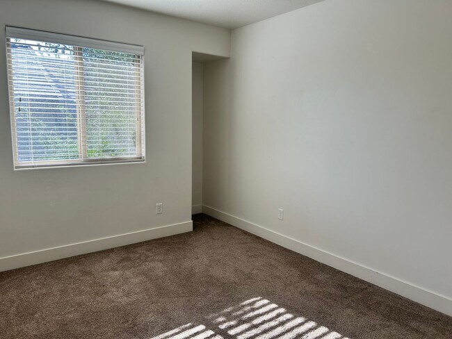 Building Photo - Dog Friendly 4 Bedroom Townhome. $200 First Full Month's Rent!